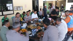 Kapolres Metro Tangerang Kota Salurkan Bantuan Sembako untuk Pengemudi Ojol dan Warga Lewat Program Jumat Peduli