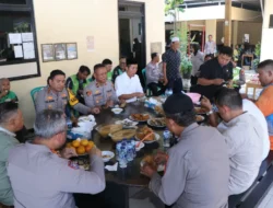 Kapolres Metro Tangerang Kota Salurkan Bantuan Sembako untuk Pengemudi Ojol dan Warga Lewat Program Jumat Peduli
