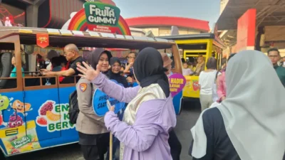 Polwan Polres Jakpus Patroli Jalan Kaki di PRJ, Beri Rasa Aman dan Imbau Pengunjung Tetap Waspada