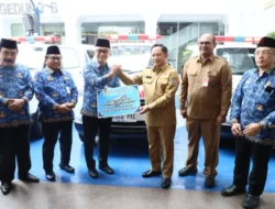 KORPRI Serahkan Lima Ambulance Kepada Prof Tito Karnavian Kasatgas Aceh, Sumbar, dan Sumut