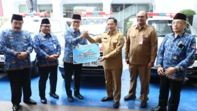 KORPRI Serahkan Lima Ambulance Kepada Prof Tito Karnavian Kasatgas Aceh, Sumbar, dan Sumut