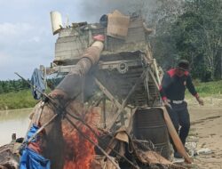 Polsek Kuantan Tengah Musnahkan 2 Rakit Dompeng PETI di Desa Beringin Taluk