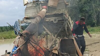 Polsek Kuantan Tengah Musnahkan 2 Rakit Dompeng PETI di Desa Beringin Taluk