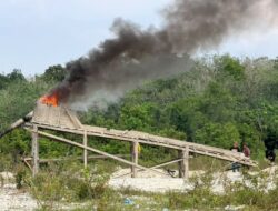 Polsek Kuantan Tengah Bersama Tim Gabungan Musnahkan 5 Rakit PETI di Sungai Sipaku