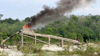 Polsek Kuantan Tengah Bersama Tim Gabungan Musnahkan 5 Rakit PETI di Sungai Sipaku