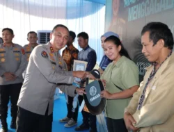 Wujud Negara Hadir, Kapolda Sumsel Pimpin Penyerahan Barang Bukti Kejahatan ke Korban