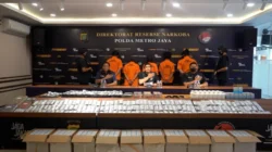 Polda Metro Jaya Mengungkap Sindikat Pengedar Obat Keras Daftar G Sebanyak 575.200 Butir Di Sebuah Bangunan Semi Permanen