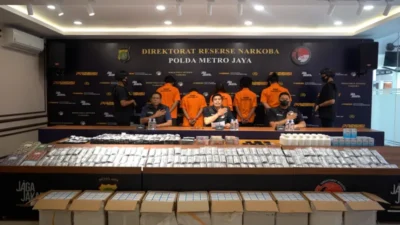 Polda Metro Jaya Mengungkap Sindikat Pengedar Obat Keras Daftar G Sebanyak 575.200 Butir Di Sebuah Bangunan Semi Permanen