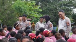 Satgas Ops Damai Cartenz Salurkan Bantuan Seragam Sekolah dan Berikan Edukasi Bahaya Narkoba dan Bijak Bermedia Sosial Kepada Pelajar di Sarmi
