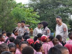Satgas Ops Damai Cartenz Salurkan Bantuan Seragam Sekolah dan Berikan Edukasi Bahaya Narkoba dan Bijak Bermedia Sosial Kepada Pelajar di Sarmi