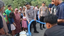 Polres Tangsel Salurkan Air Bersih Untuk Warga Terdampak Kekeringan di Kranggan