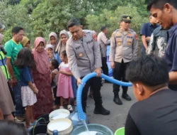 Polres Tangsel Salurkan Air Bersih Untuk Warga Terdampak Kekeringan di Kranggan