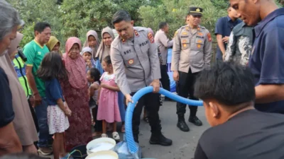 Polres Tangsel Salurkan Air Bersih Untuk Warga Terdampak Kekeringan di Kranggan