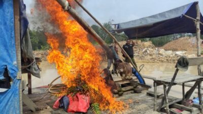 Polsek Benai Cek Lokasi PETI di Muara Langsat, 2 Rakit Ditemukan Sudah Tidak Beroperasi