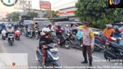 Di Tengah Kemacetan dan Antrean Pengisian BBM, Sosok Aiptu Elpino Tanio Hadir Mengurai Kepadatan Lalu Lintas
