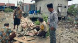 Warga Teluk Pulai Bersama Bhabinkamtibmas Polsek Panipahan Gotong Royong Perbaiki Jalan Rusak