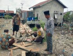 Warga Teluk Pulai Bersama Bhabinkamtibmas Polsek Panipahan Gotong Royong Perbaiki Jalan Rusak
