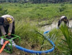 Ketahanan Pangan, Kapolsek Kandis dan Personel Siapkan Kebutuhan Air untuk Tanaman Jagung