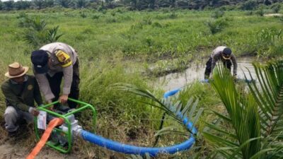 Ketahanan Pangan, Kapolsek Kandis dan Personel Siapkan Kebutuhan Air untuk Tanaman Jagung