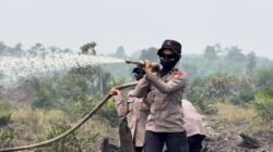 Polwan Polda Riau Terjun ke Lokasi Karhutla, Ada yang Padamkan Api, Ada yang Dampingi Warga