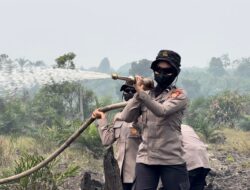 Polwan Polda Riau Terjun ke Lokasi Karhutla, Ada yang Padamkan Api, Ada yang Dampingi Warga
