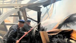 Brimob Polda Metro Jaya Bantu Padamkan Kebakaran Gudang di Kosambi