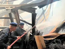 Brimob Polda Metro Jaya Bantu Padamkan Kebakaran Gudang di Kosambi