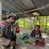 Patroli Dialogis Satgas Damai Cartenz Hadir di Tengah Aktivitas Warga Nabire