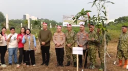HUT ke-81 RI, Kodim Depok Bersihkan 600 Meter Sungai Kali Baru Timur
