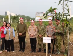 HUT ke-81 RI, Kodim Depok Bersihkan 600 Meter Sungai Kali Baru Timur