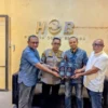 Satgas Kepolisian Operasi Damai Cartenz Terima Bantuan 2.000 Pasang Sandal dari Tiga Perusahaan untuk Masyarakat Papua