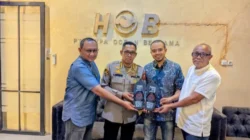 Satgas Kepolisian Operasi Damai Cartenz Terima Bantuan 2.000 Pasang Sandal dari Tiga Perusahaan untuk Masyarakat Papua
