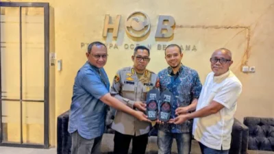 Satgas Kepolisian Operasi Damai Cartenz Terima Bantuan 2.000 Pasang Sandal dari Tiga Perusahaan untuk Masyarakat Papua