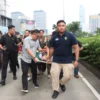 Tim Medis Polda Metro Jaya Sigap Evakuasi Mahasiswa yang Pingsan Saat Aksi