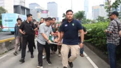 Tim Medis Polda Metro Jaya Sigap Evakuasi Mahasiswa yang Pingsan Saat Aksi