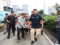 Tim Medis Polda Metro Jaya Sigap Evakuasi Mahasiswa yang Pingsan Saat Aksi