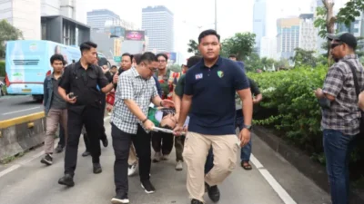 Tim Medis Polda Metro Jaya Sigap Evakuasi Mahasiswa yang Pingsan Saat Aksi
