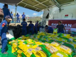 Polri Distribusikan Bantuan Logistik Kapolri Untuk Korban Gempa di Pulau Flores