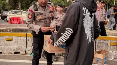 Di Tengah Aksi Mahasiswa, Warga Galang Dana Untuk Korban Bencana NTT