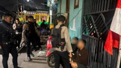Brimob Polda Metro Jaya Amankan 2 Pemuda Diduga Hendak Tawuran di Lubang Buaya, Celurit Disita