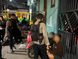 Brimob Polda Metro Jaya Amankan 2 Pemuda Diduga Hendak Tawuran di Lubang Buaya, Celurit Disita