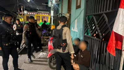 Brimob Polda Metro Jaya Amankan 2 Pemuda Diduga Hendak Tawuran di Lubang Buaya, Celurit Disita