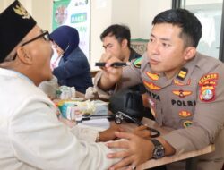 Jumat Sehat, Polisi Layani Kesehatan Warga di Masjid Al Fattah