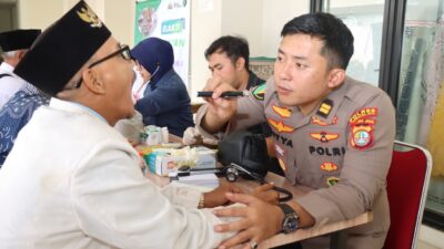 Jumat Sehat, Polisi Layani Kesehatan Warga di Masjid Al Fattah