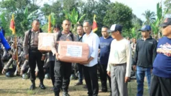 Tanamkan Nilai Nilai Kepedulian Sosial, Siswa SPN Polda Metro Jaya Melaksanakan  Bakti Sosial Dilingkungan Masyarakat Saat Tradisi pengambilan Bendera
