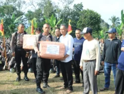 Tanamkan Nilai Nilai Kepedulian Sosial, Siswa SPN Polda Metro Jaya Melaksanakan  Bakti Sosial Dilingkungan Masyarakat Saat Tradisi pengambilan Bendera