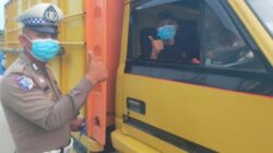 Polri Peduli Kesehatan, Polsek Kandis Bagikan 100 Masker di Jalur Pekanbaru–Duri