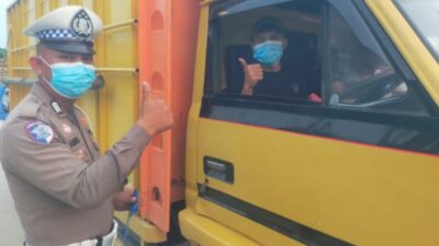 Polri Peduli Kesehatan, Polsek Kandis Bagikan 100 Masker di Jalur Pekanbaru–Duri