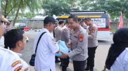 Sabuk Kamtibmas, Polres Metro Tangerang Kota Bagikan Sembako kepada Warga