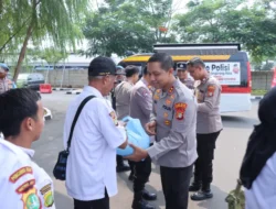 Sabuk Kamtibmas, Polres Metro Tangerang Kota Bagikan Sembako kepada Warga